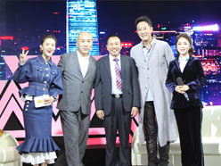 新望董事長(zhǎng)羅永輝與著名歌星劉尊老師、汪正正老師、郭津彤老師、主持人雅琪在北京電視臺(tái)錄制節(jié)目現(xiàn)場(chǎng)親切合影
